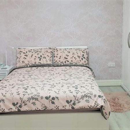 Stunning Room With Large Private Bathroom 더비 외부 사진