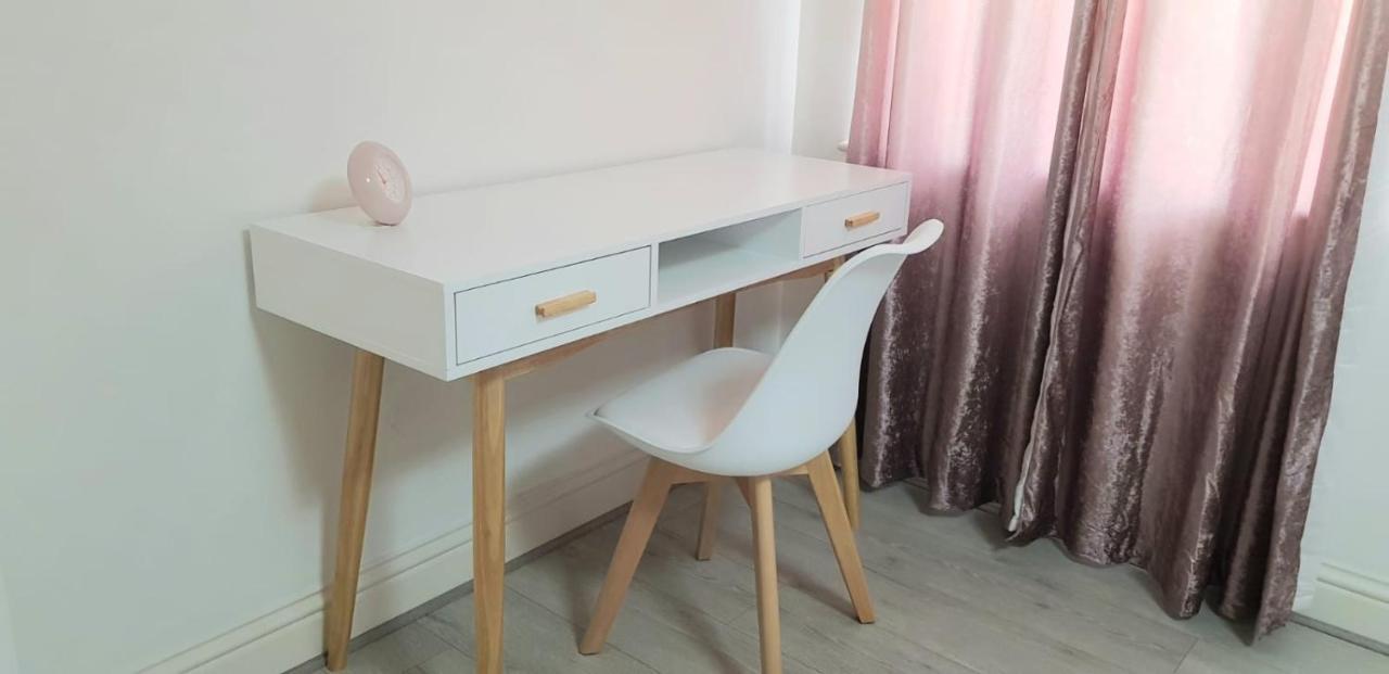 Stunning Room With Large Private Bathroom 더비 외부 사진