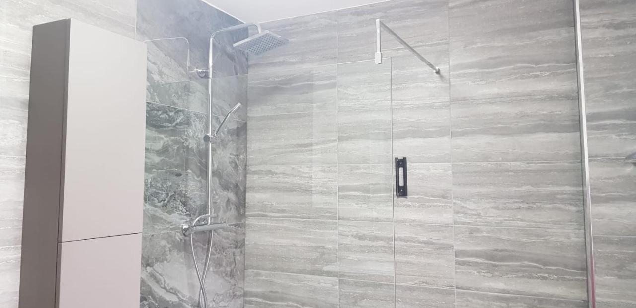 Stunning Room With Large Private Bathroom 더비 외부 사진