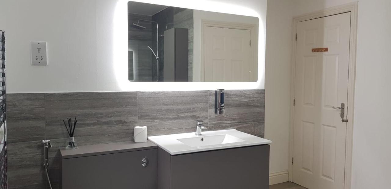 Stunning Room With Large Private Bathroom 더비 외부 사진